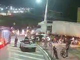 Ciclista sobrevive após ser atropelada por carreta e ficar sob o veículo em Maceió