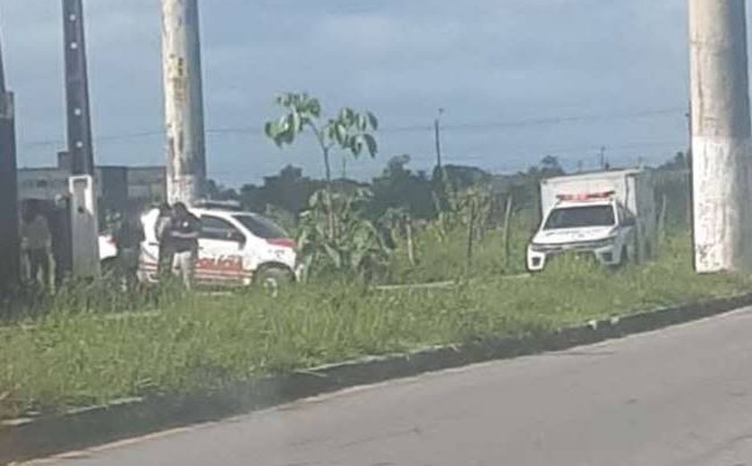 Populares encontram corpo de bebê dentro de pneu na parte alta de Maceió