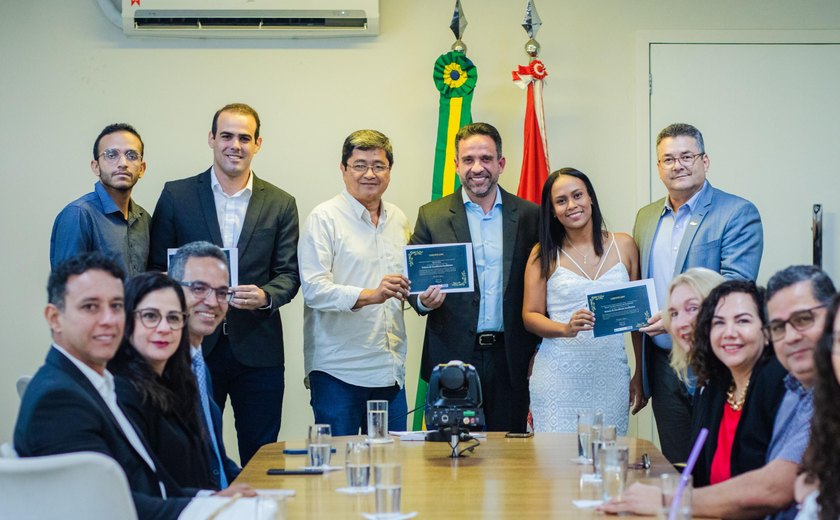 Paulo Dantas entrega 32 certificados do Prêmio Excelência Acadêmica