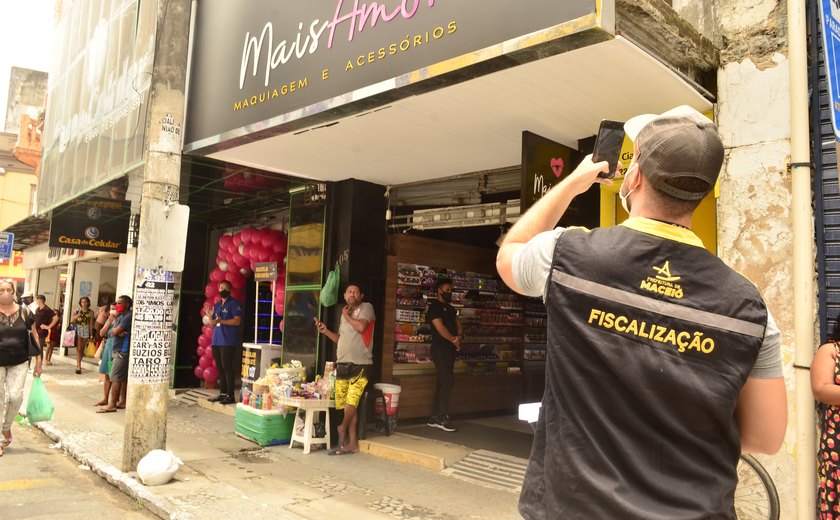 Convívio Social notifica lojas no calçadão do Centro para a regularização de fachadas