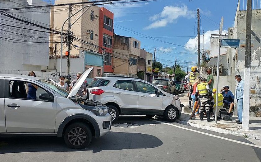 Colisão entre dois carros deixa jovem ferido na Pajuçara