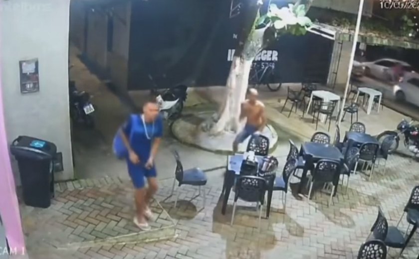 Homem é assassinado a facadas após ser perseguido por dois suspeitos em Maceió