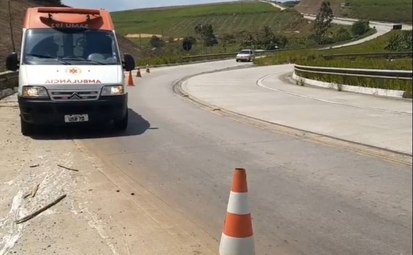 Motociclista perde o controle da direção e fica ferido na BR-101, em Messias