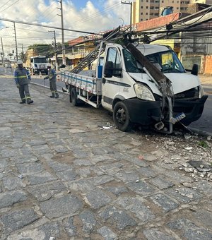 Caminhão com três ocupantes colide em poste na Menino Marcelo
