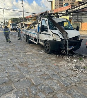 Caminhão com três ocupantes colide em poste na Menino Marcelo