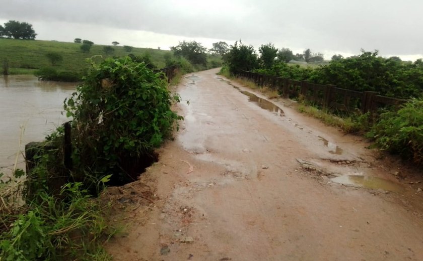 Casal interrompe abastecimento de água em Palmeira dos Índios