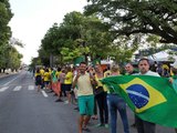 Bolsonaristas desbloqueiam vias, mas permanecem em canteiro da Fernandes Lima