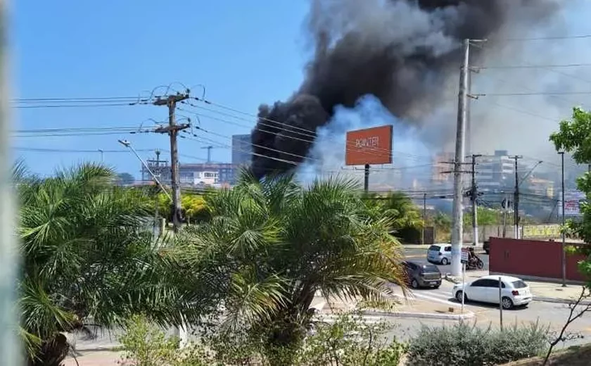 Bombeiros são acionados para controlar incêndio próximo ao Parque Shopping Maceió