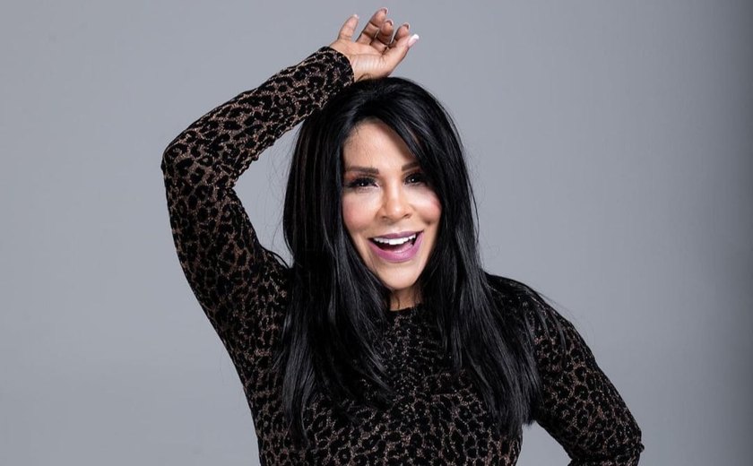 Vocalista da banda Calcinha Preta surpreende ao mostrar os peitos no palco