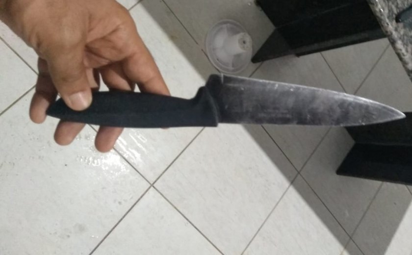 Mulher é mantida refém pelo próprio filho em Maceió