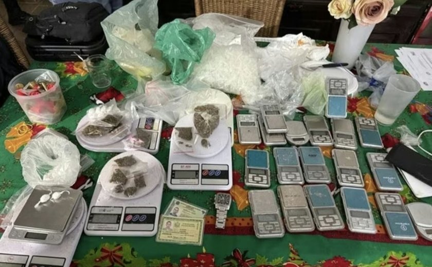 Policial militar é preso com drogas e R$ 7,7 mil em casa em Maceió