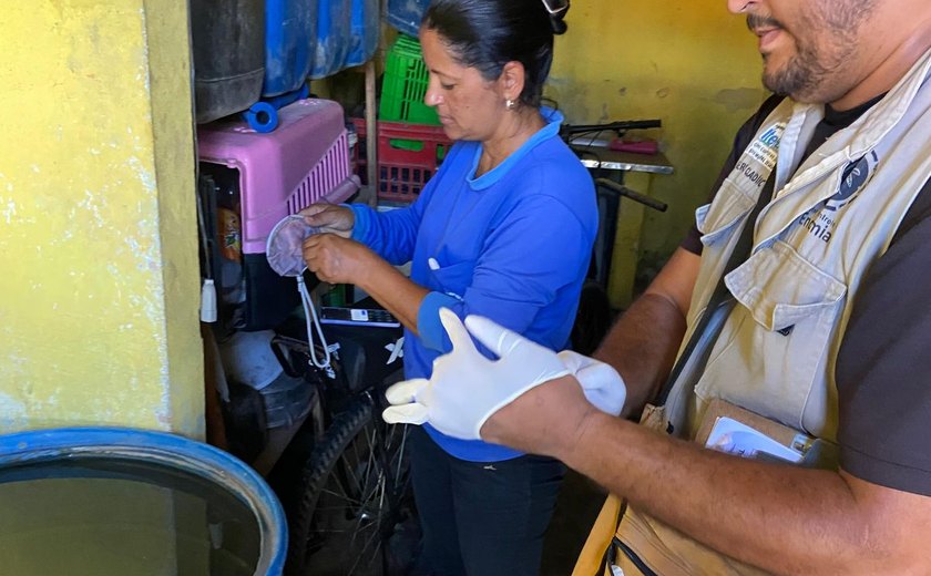 equipe de Endemias da Secretaria de Saúde de Ibateguara esteve nas ruas nesta data para mais uma ação de combate à dengue.
