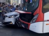 Acidente entre carro e ônibus deixa 5 feridos e causa congestionamento no Centro de Maceió
