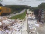 Carreta com carga de livros tomba na BR 101 em Flexeiras