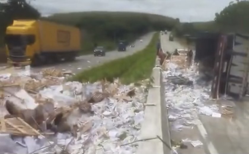 Carreta com carga de livros tomba na BR 101 em Flexeiras