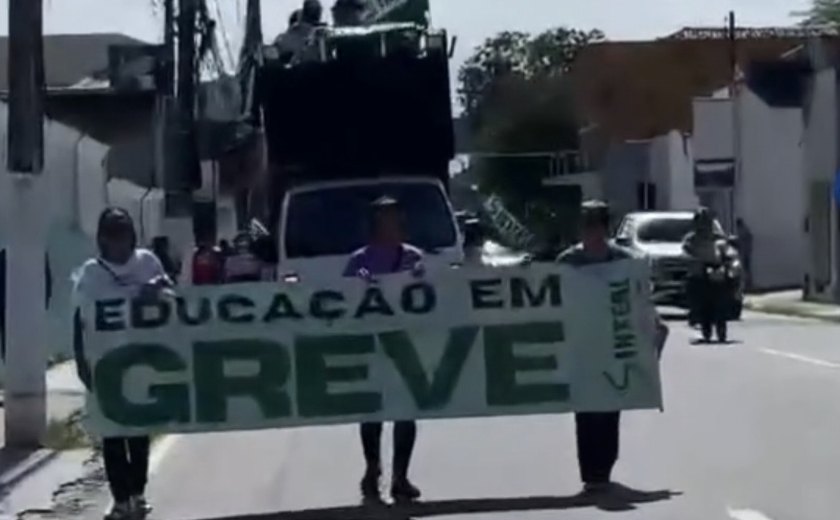 Professores de Alagoas entram em greve por reajuste salarial e protestam no centro de Maceió