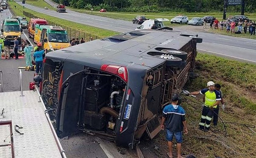 Bombeiros divulgam vídeo do acidente com ônibus de dupla sertaneja; veja