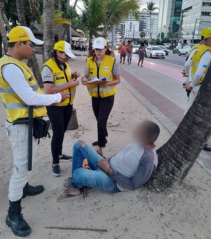 Homem é agredido por banhistas após jogar pedra em cão, na orla de Jatiúca