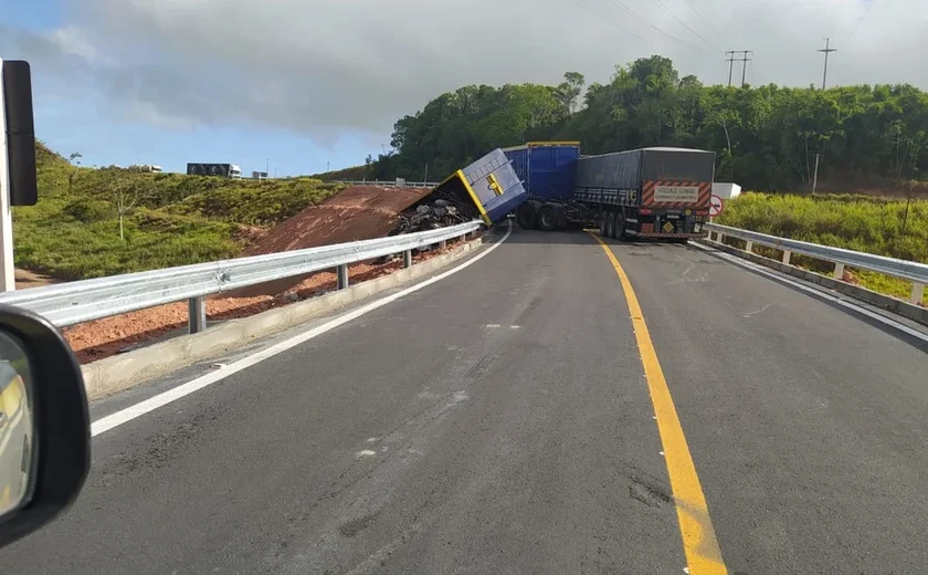 Colisão entre caminhões bloqueia trecho BR-101 em São Miguel dos Campos