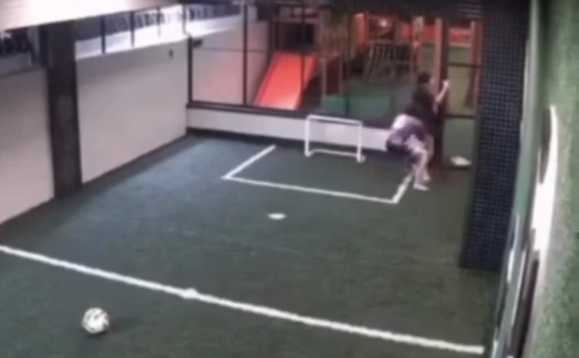 Criança leva choque ao tocar em portão de quadra na Jatiúca