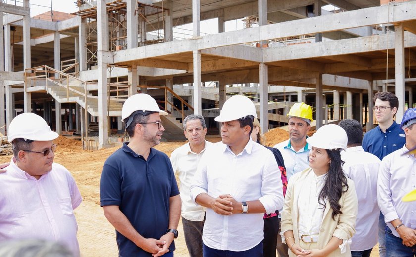 Paulo Dantas e Júlio Cezar visitam canteiro de obras do Hospital Regional do Médio Sertão