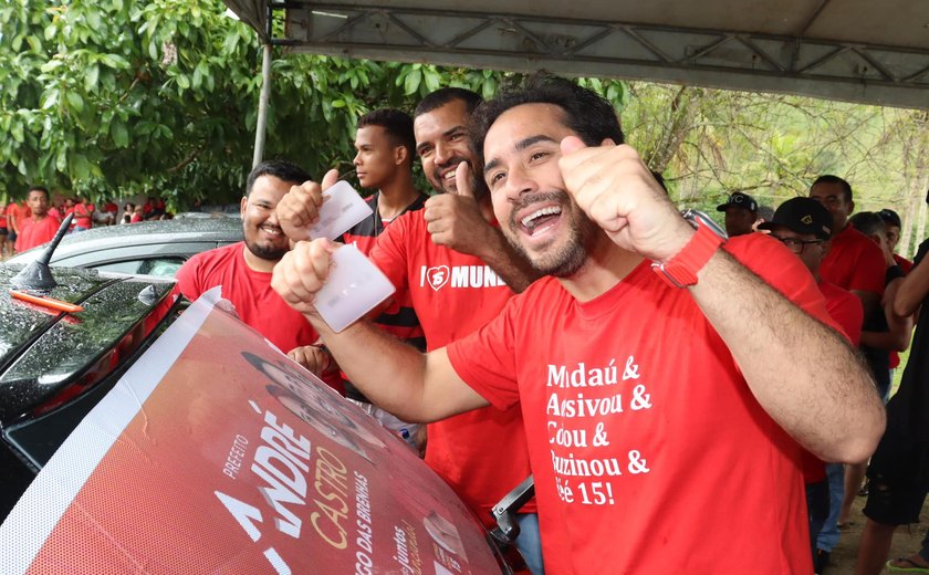 André Castro reúne multidão em Santana do Mundaú e promove adesivaço