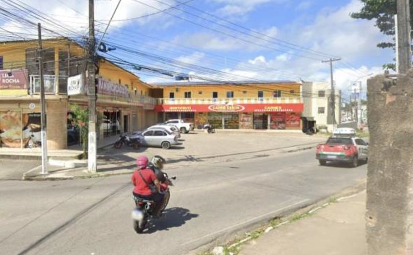 Ajudante de pedreiro é morto a tiros enquanto aguardava transporte por aplicativo em Maceió
