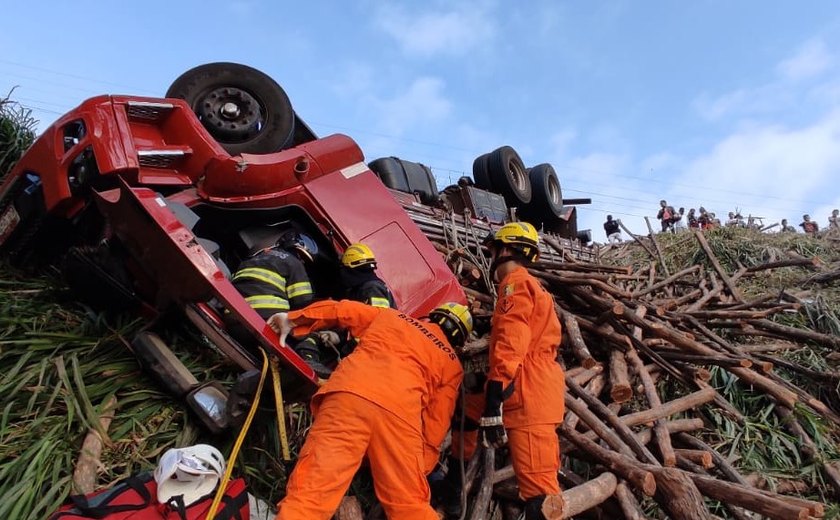 Caminhão capota e motorista fica preso às ferragens na BR-104, em São José da Laje