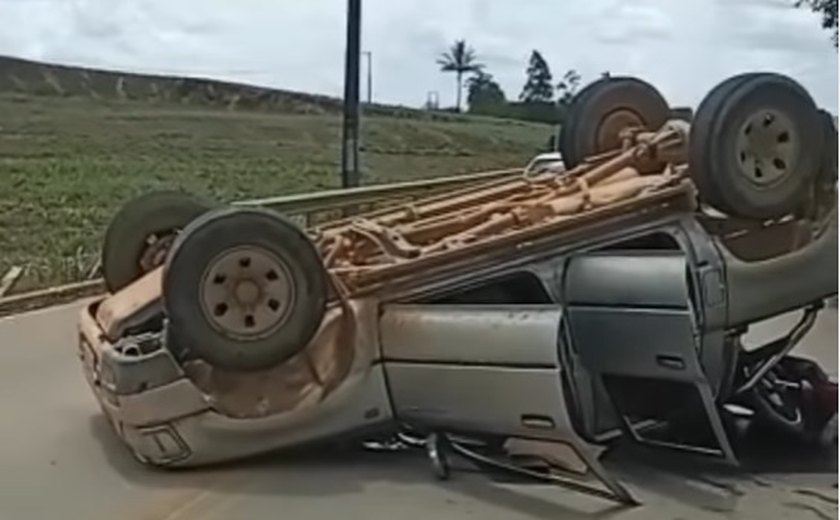 Em Ibateguara, Hilux capota e ocupantes saem ilesos do acidente