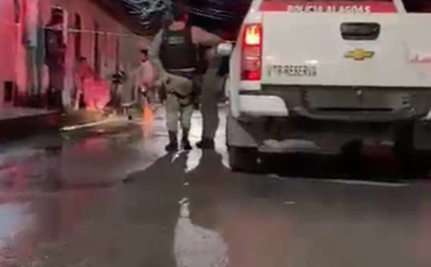 Dupla invade casa e executa dois homens a tiros em Maceió