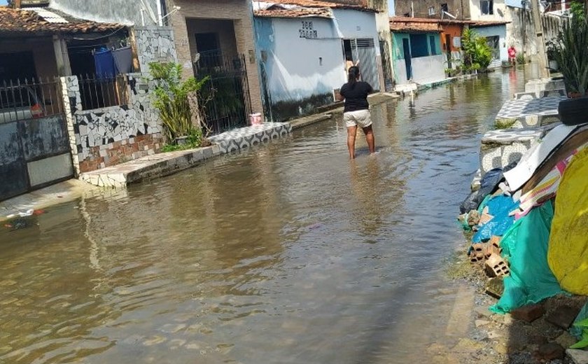 Auxílio de até R$ 3 mil e aluguel social para vítimas das enchentes em Maceió