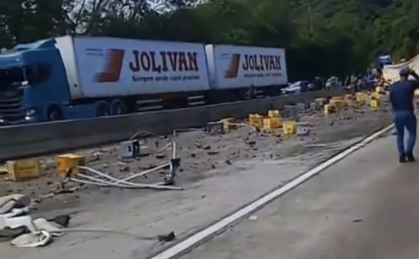 Caminhão carregado de cerveja tomba e bloqueia BR-101 em Alagoas