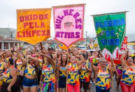 Blocos da Assistência Social e da Limpeza Urbana desfilam juntos pelas ruas de Murici