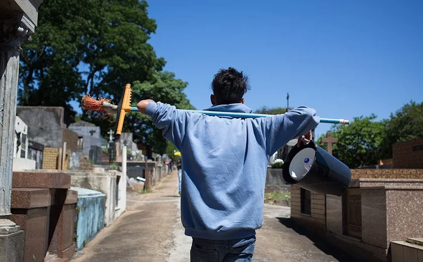 Aumento da miséria pode contribuir para trabalho ilegal de crianças em cemitérios