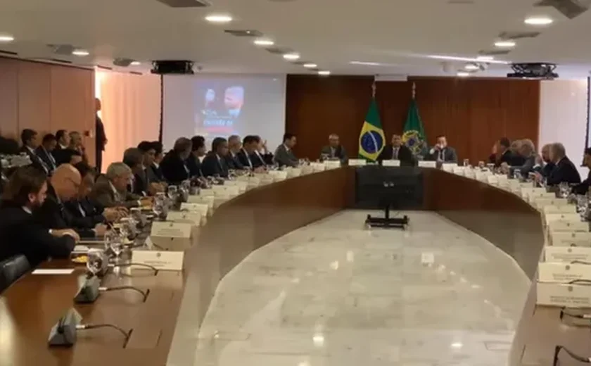 Bolsonaro interrompe general Heleno 'para não vazar' ação da Abin