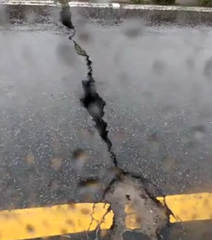 Rachadura em ponte sobre o Rio Mundaú em Satuba preocupa motoristas