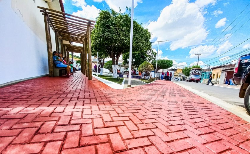 Prefeito Júlio Cezar inaugura Praça Hélio Teixeira em Palmeira dos índios