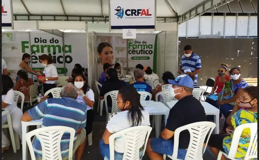 Dia Nacional do Farmacêutico: CRF/AL premia farmacêuticos e promove ações de saúde