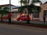 Carro estacionado em avenida pega fogo no Centro de União dos Palmares