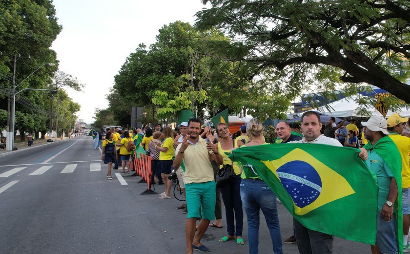 Bolsonaristas desbloqueiam vias, mas permanecem em canteiro da Fernandes Lima