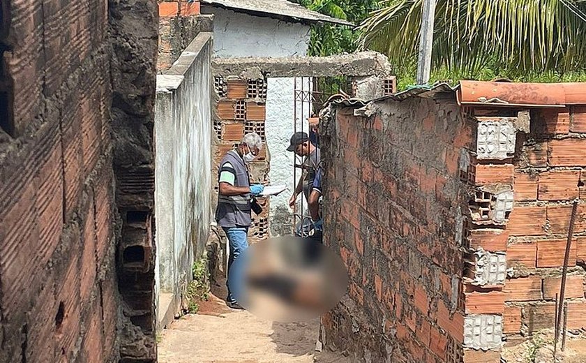 Jovem desce escadaria para fugir, mas é baleado e morre em frente à residência, no Jacintinho