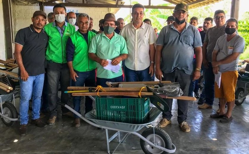 Prefeitura de Branquinha entrega novos 60 kits de ferramentas para agricultores