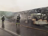 Ônibus pega fogo e fica destruído após colisão com moto em Atalaia