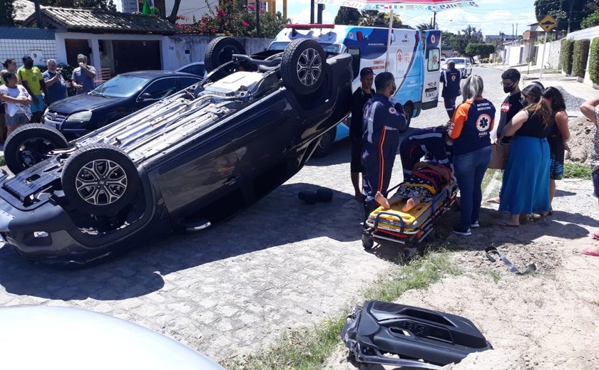 Idosa fica ferida após capotamento de caminhonete em Maceió