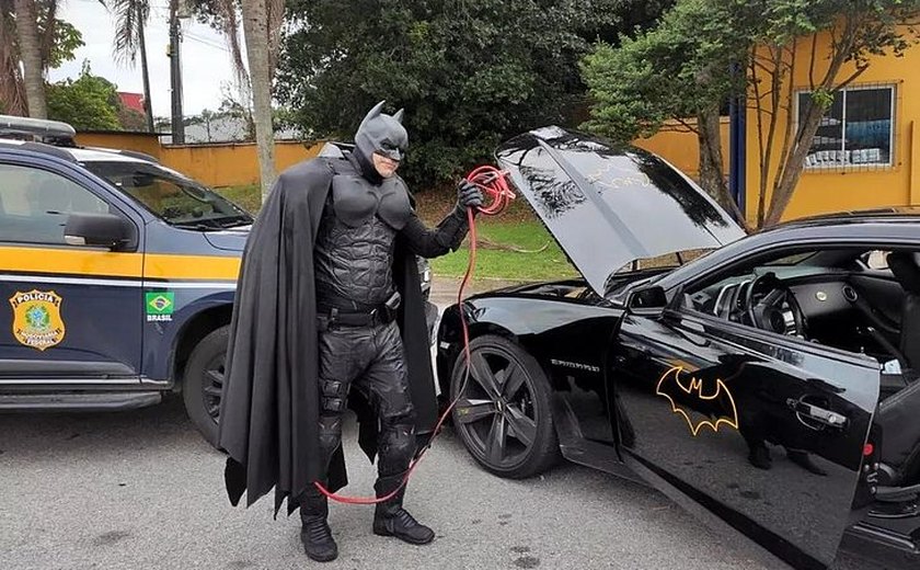 'Batman' fica sem bateria no batmóvel e pede ajuda a policiais em Santa Catarina