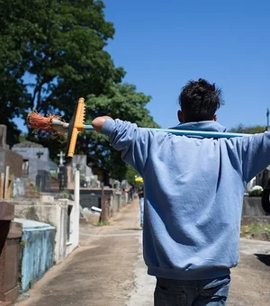 Aumento da miséria pode contribuir para trabalho ilegal de crianças em cemitérios