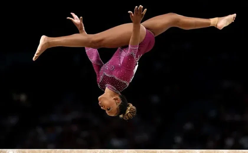 Rebeca Andrade supera Biles na trave, mas fica sem medalha