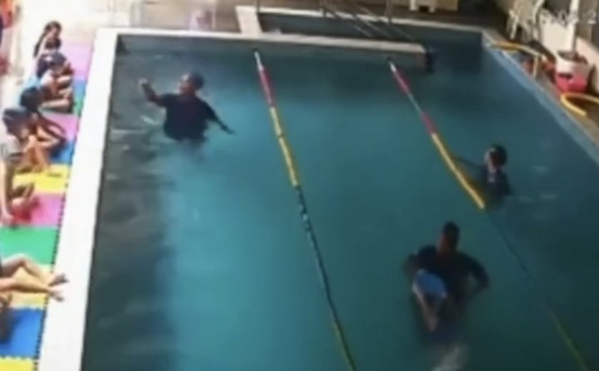 Video mostra momento em que criança se afoga durante aula de natação na Ponta Verde