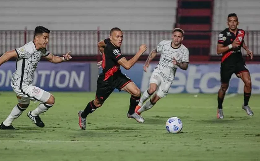 Corinthians sai na frente com golaço, mas Atlético-GO empata no fim