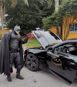 'Batman' fica sem bateria no batmóvel e pede ajuda a policiais em Santa Catarina